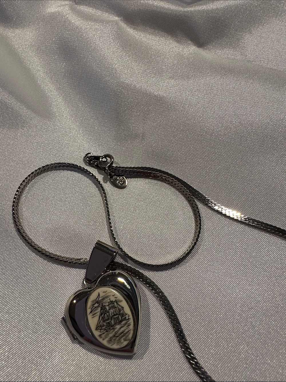 Vintage Paul Harris Design Chain w/faux Scrimshaw Heart Locket set